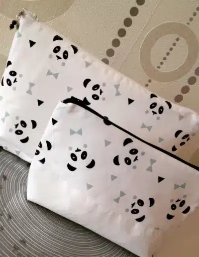 Lot de 2 trousses de tyoilette blanches avec motié motif panda