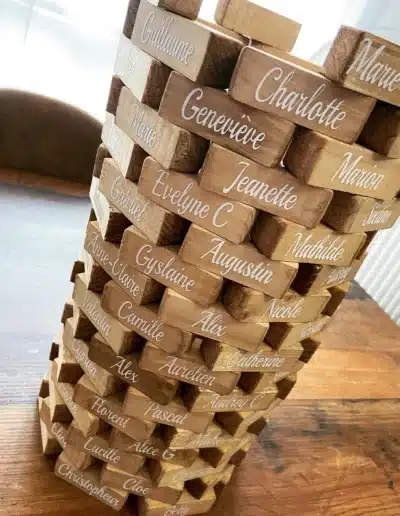 marques places en bois teinté avec du brou de noix personnalisé avec du vinyl blanc