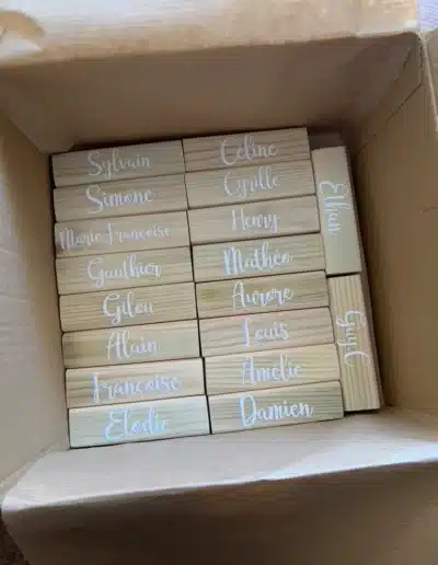 marques places en bois personnalisé avec du vinyl blanc